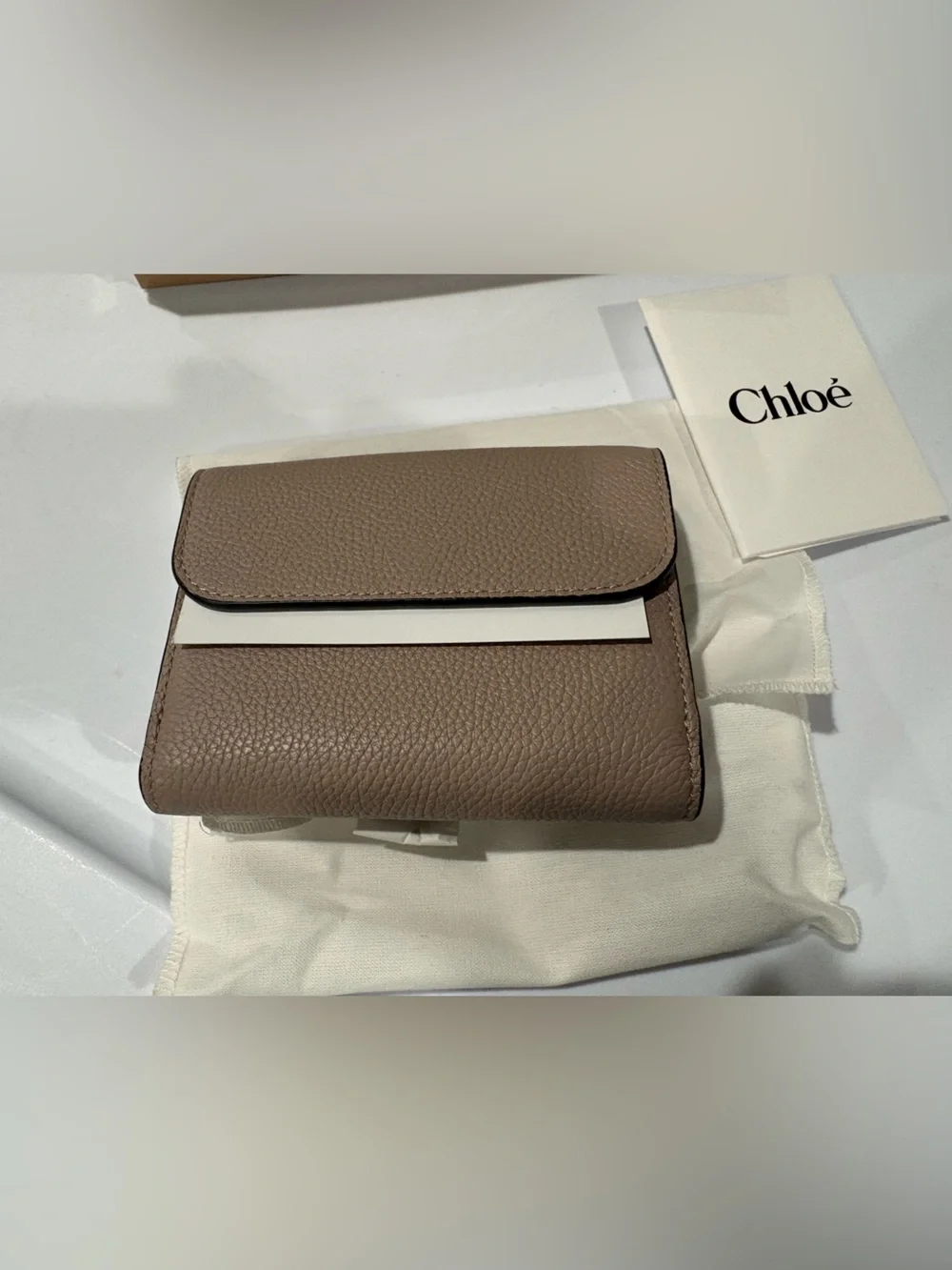 SMALL ALPHABET TRI-FOLD IN GRAINED LEATHER